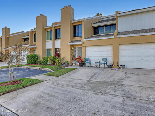 647 Cedar Side Circle NE, Palm Bay, FL 32905