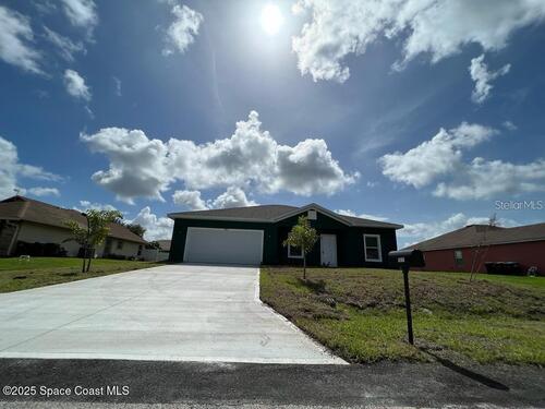 407 Treemont Avenue SW, Palm Bay, FL 32908