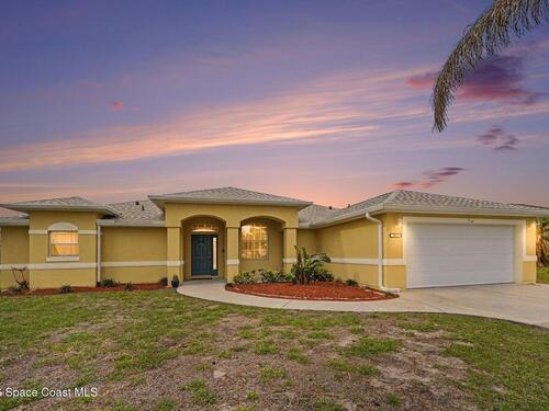 992 Coquina Street SE, Palm Bay, FL 32909