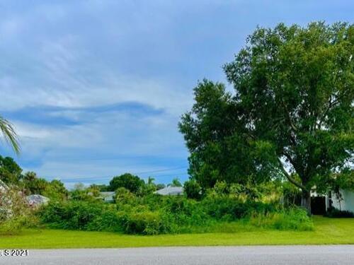 880 Forest Street NE, Palm Bay, FL 32907