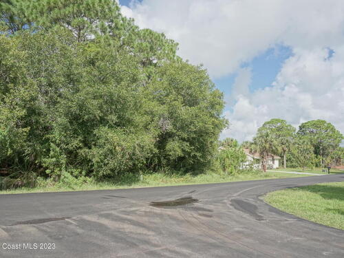 576 Carpenter Avenue NW, Palm Bay, FL 32907